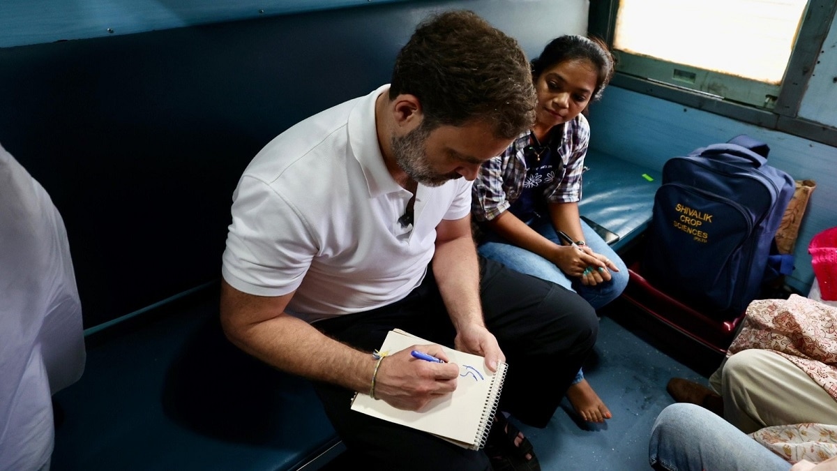 राहुल गांधी ने बिलासपुर से रायपुर तक ट्रेन में यात्री की (Social Media).