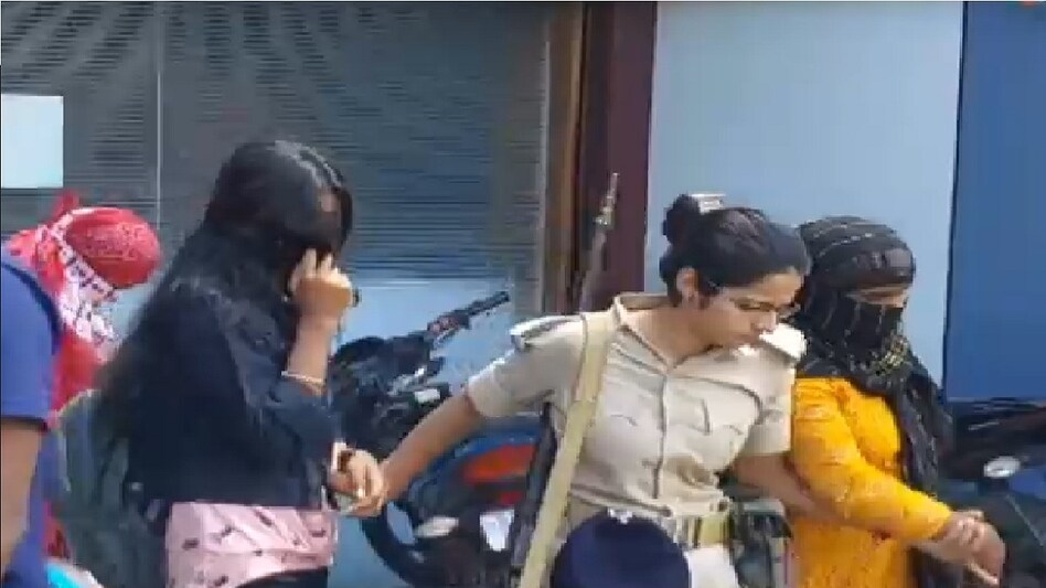 पटना में सेक्स रैकेट का खुलासा, आपत्तिजनक हालत में मिली लड़कियां-Sex racket exposed in Patna, girls found in objectionable condition