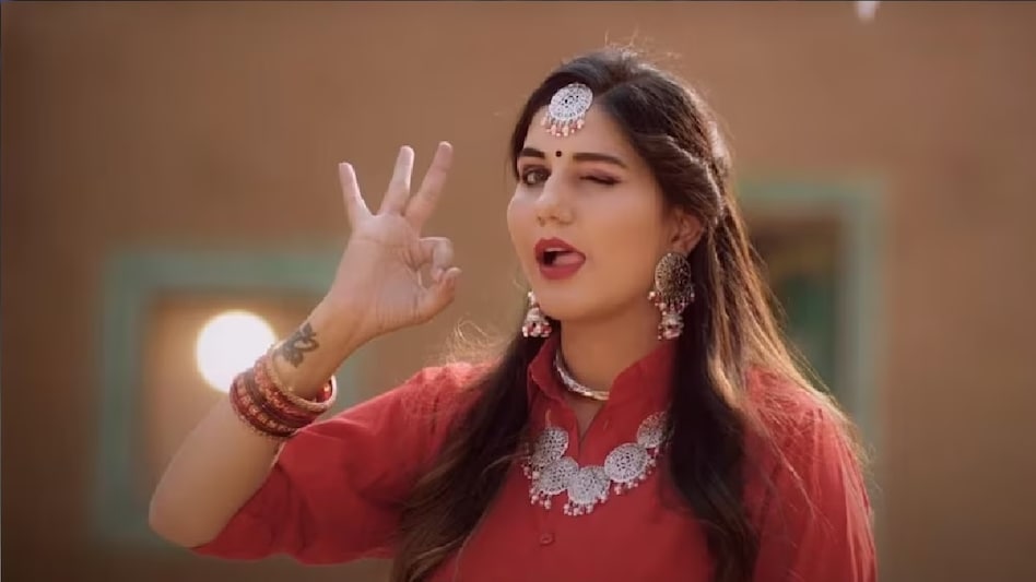 सपना चौधरी के लिए ऐसी दीवानगी... एक झलक पाने युवाओं ने खाई पुलिस की लाठी,  Video - Dancer Sapna Chaudhary performed in bundi kajali mahotsav lclg -  AajTak