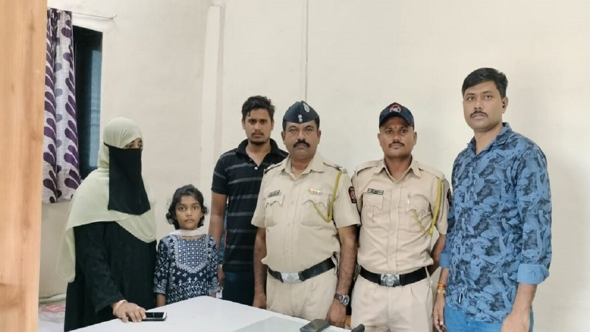 आरपीएफ जवान ने बचाई महिला की जान (Photo Aajtak).