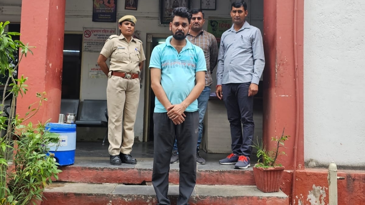 पुलिस की गिरफ्त में आरोपी.