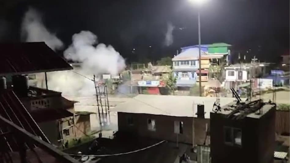 मणिपुर CM बीरेन सिंह के घर पर आगजनी की कोशिश, पुलिस ने उग्र भीड़ को खदेड़ा - Manipur Chief Minister N Biren Singh Mob tries to attack house two student killing violence