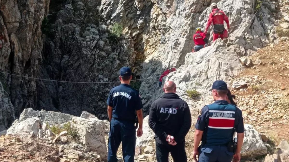 गुफा के भीतर फंसे शख्स को बचाने की कोशिशें तेज (तस्वीर-AP)