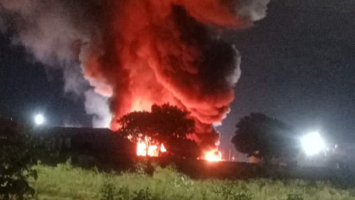 टेंट गोदाम में लगी आग. 