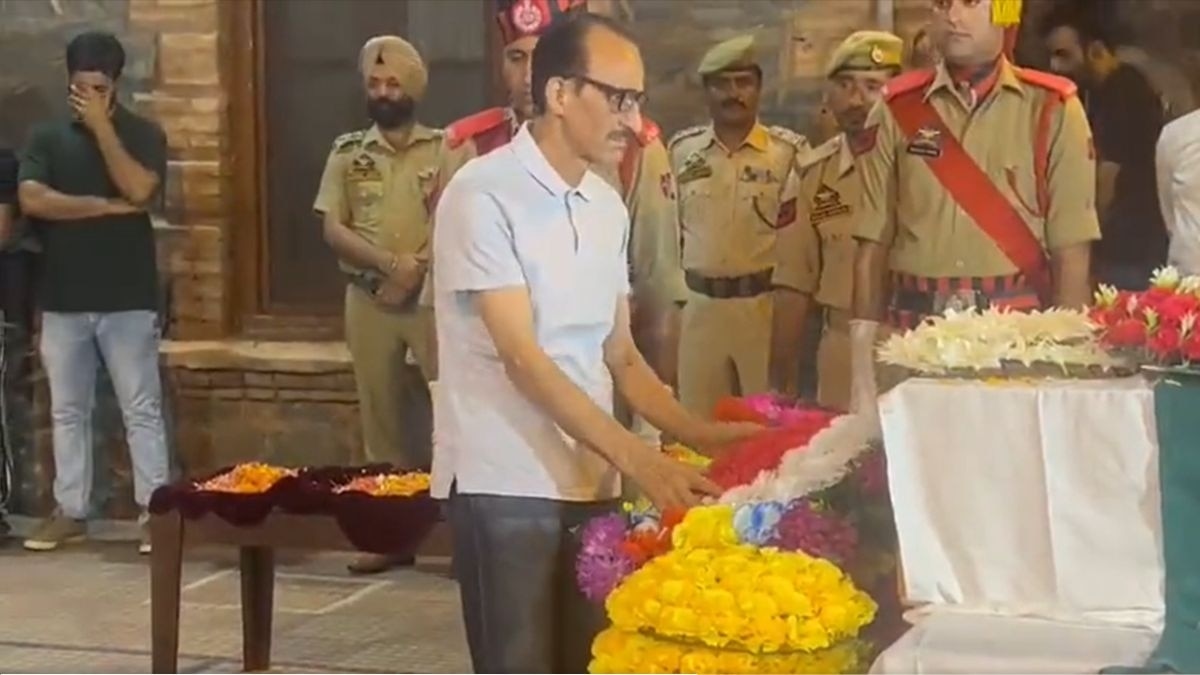 शहीद बेटे DSP हुमायूं भट्ट को श्रद्धांजलि देते पिता पूर्व आईजी गुलाम हसन भट्ट.