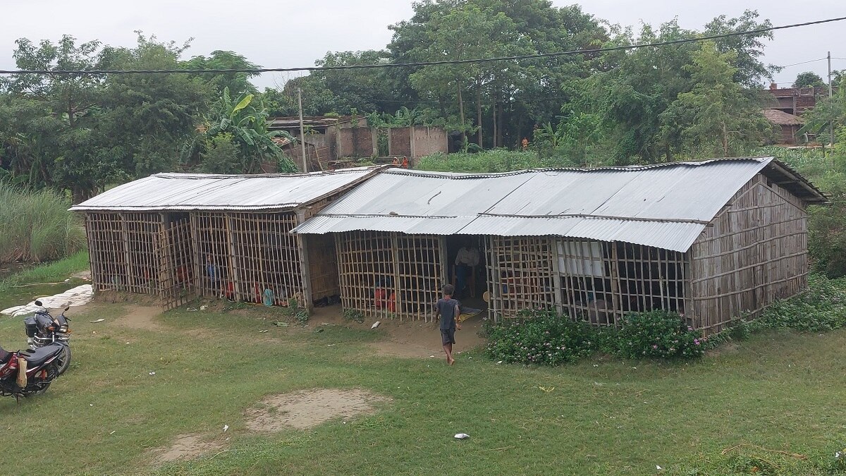 ये है वो भवन हीन स्कूल 