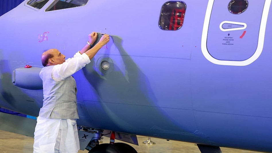 भारतीय वायुसेना के पहले C-295 की पूजा करते रक्षामंत्री राजनाथ सिंह. (फोटोः एक्स/राजनाथ सिंह)