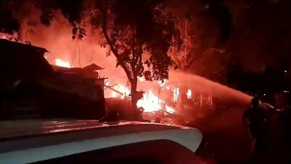 कानपुर में स्लम एरिया में लगी थी आग (Screengrab).