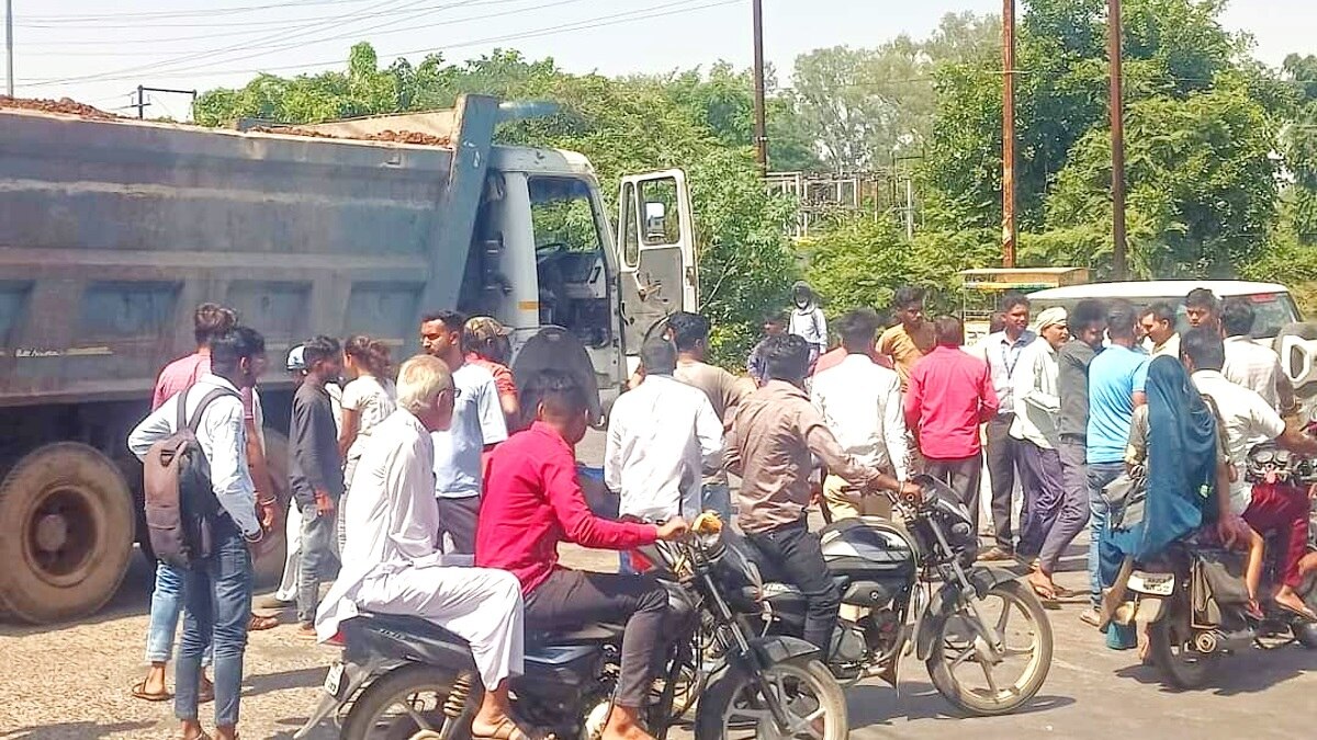 घटनास्थल पर जमा भारी भीड़. 