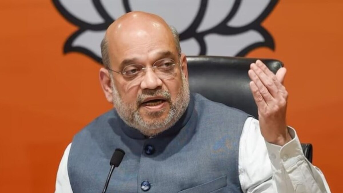 केंद्रीय गृह मंत्री अमित शाह ने ग्वालियर में बीजेपी पदाधिकारियों के साथ बातचीत की.