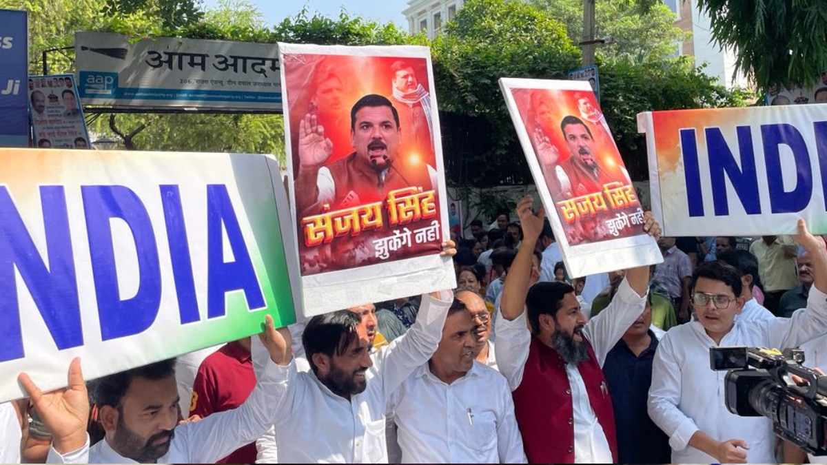 AAP नेता संजय सिंह की गिरफ्तारी के विरोध में पार्टी ने दिल्ली में प्रदर्शन किया.