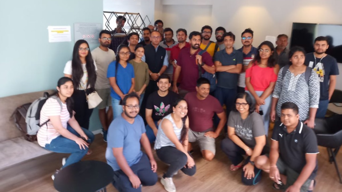 भारतीय दूतावास के अधिकारियों ने इंडियन स्टूडेंट से मुलाकात की है और उनकी चिंताओं को दूर किया है. (Photo- @indemtel)