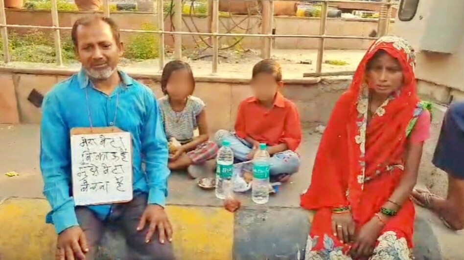 अलीगढ़: पत्नी और बच्चों संग चौराहे पर बैठा शख्स