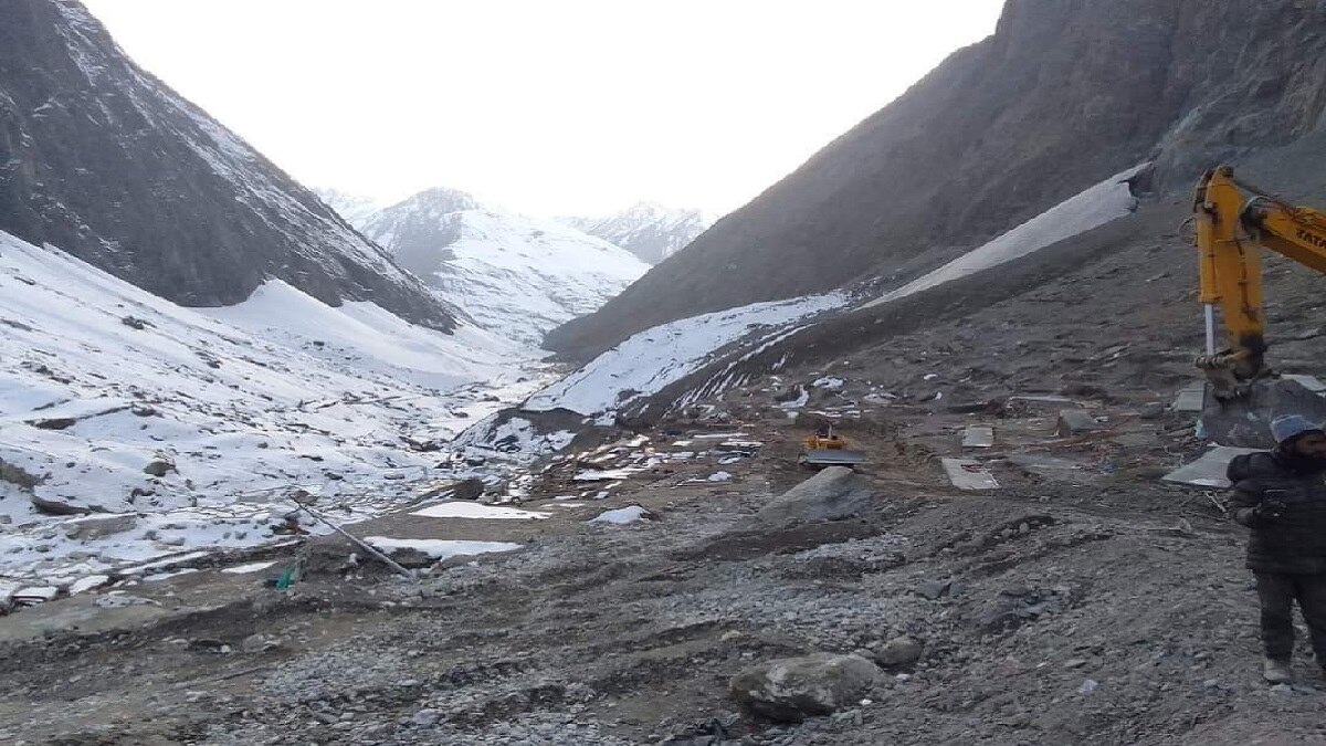 अमरनाथ गुफा तक पहुंची गाड़ी