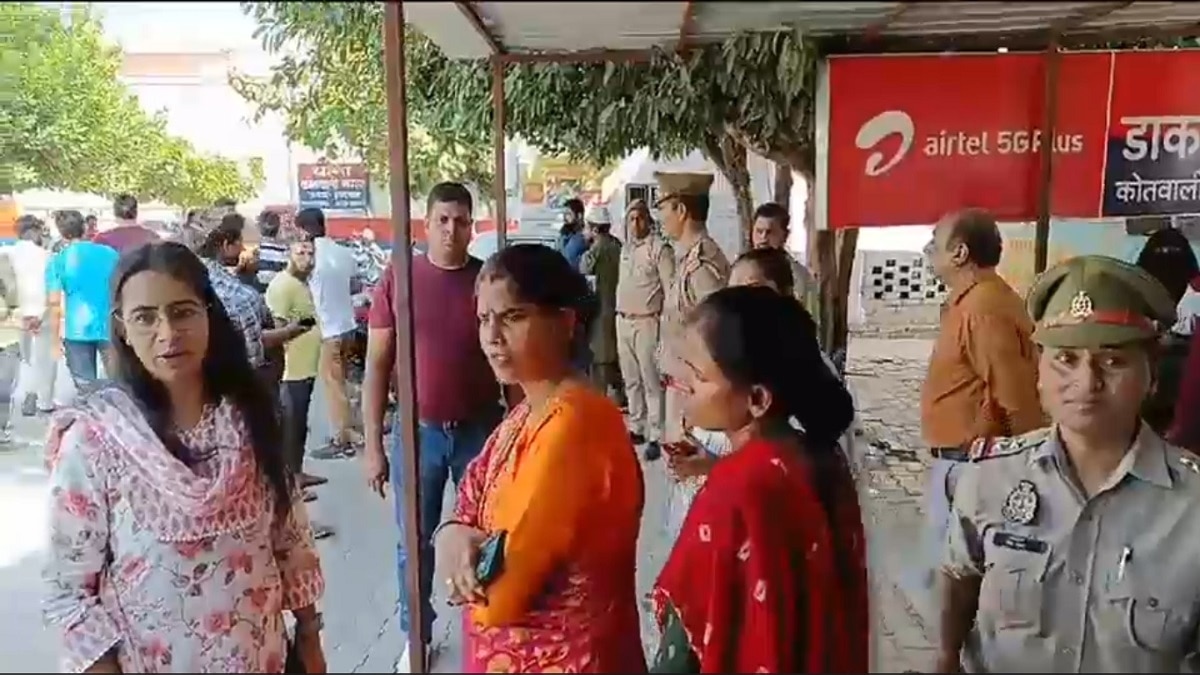 मनचलों के खिलाफ बुलंदशहर पुलिस का मिशन शक्ति अभियान (Screengrab).