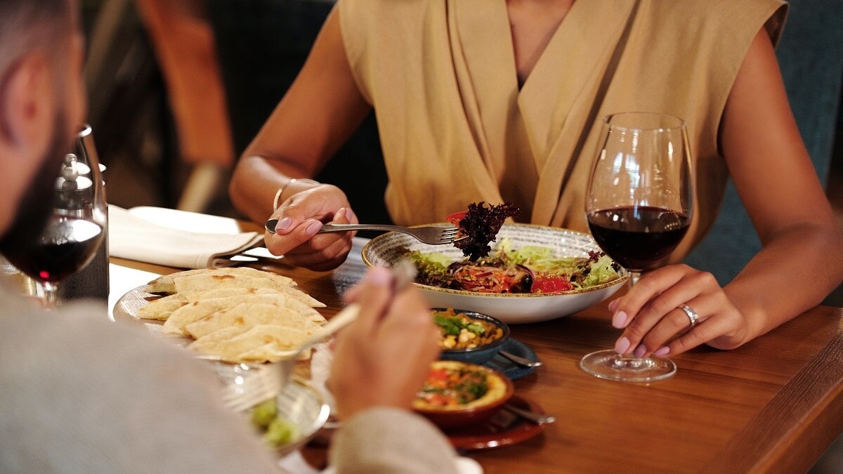 ठूंसकर खाते और कभी बिल नहीं चुकाते, रेस्टोरेंट से ही वसूलते थे लाखों, कैसे पकड़ा गया शातिर कपल?