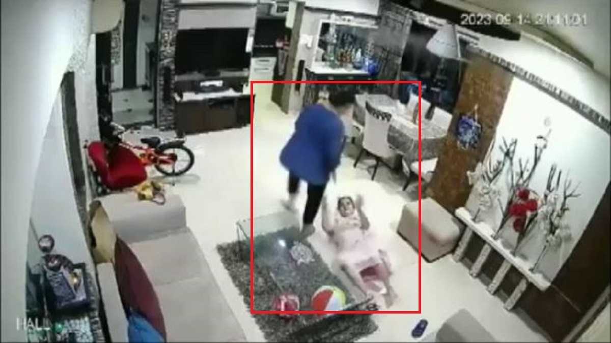 बुजुर्ग सास को बेरहमी से पीटती रही बहू