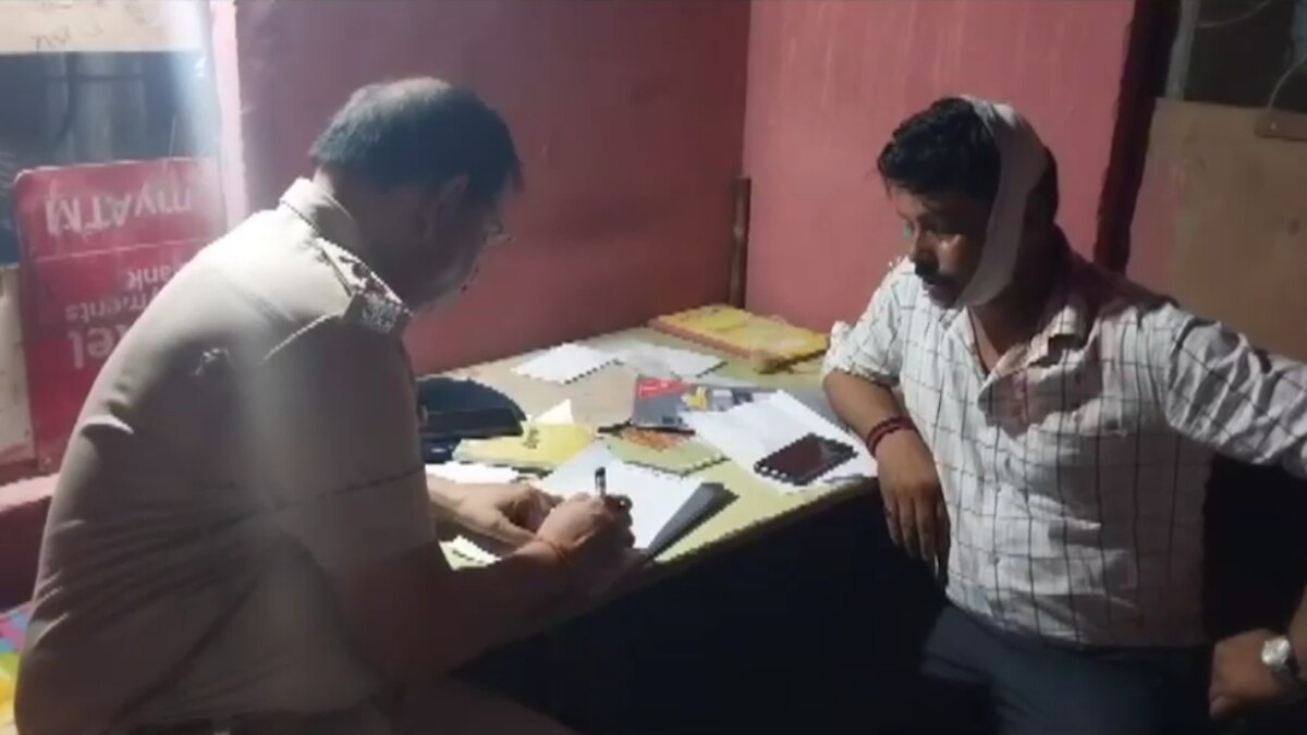 पुलिस से बात करते बीजेपी नगर प्रवक्ता प्रदीप मिश्रा.