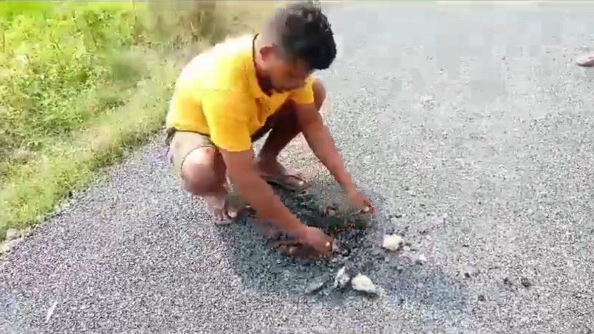 बस्ती में सड़क निर्माण.