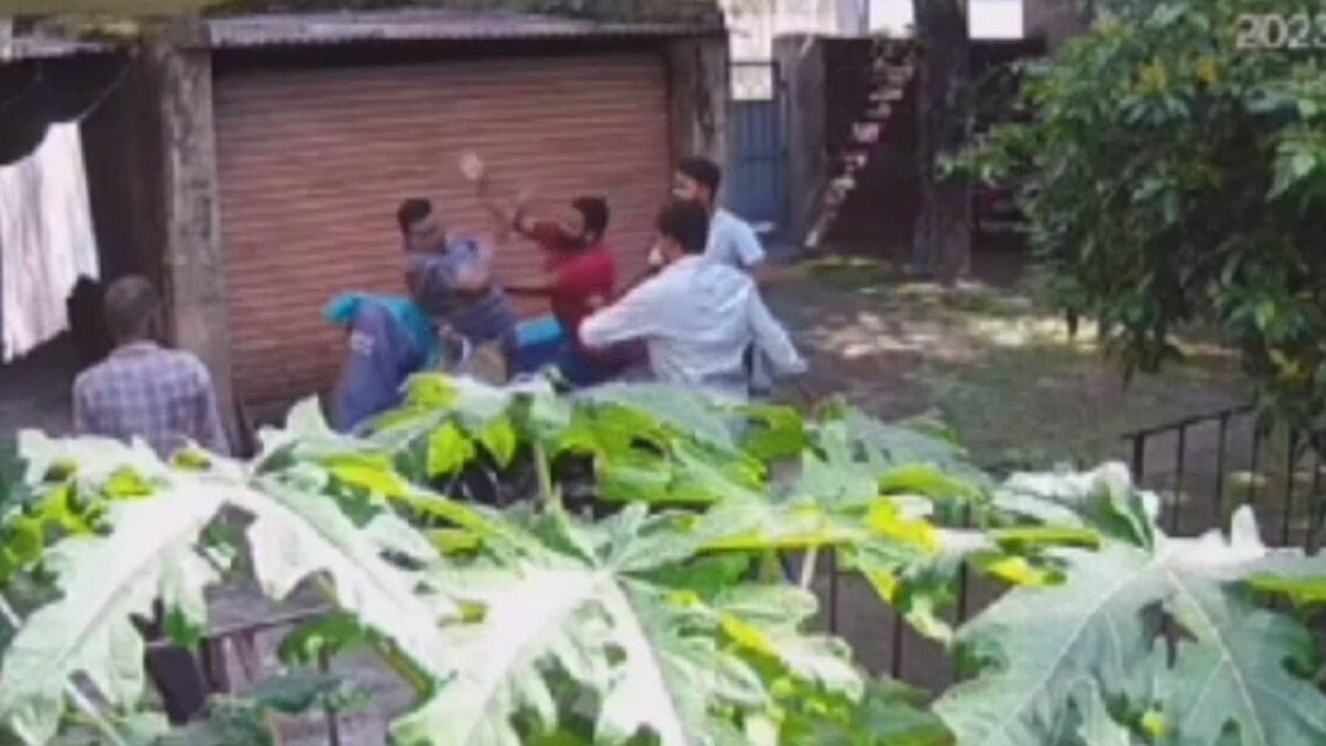 घर में घुसकर कारोबारी की पिटाई 
