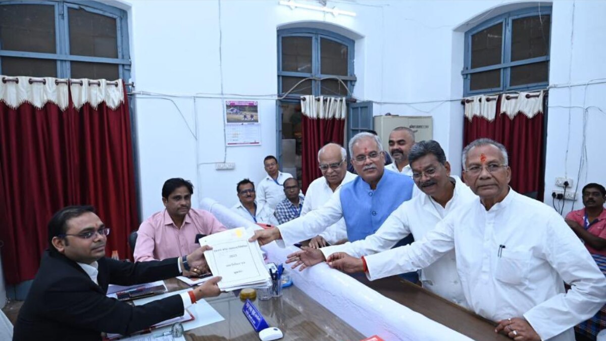 नामांकन दाखिल करते हुए सीएम भूपेश बघेल