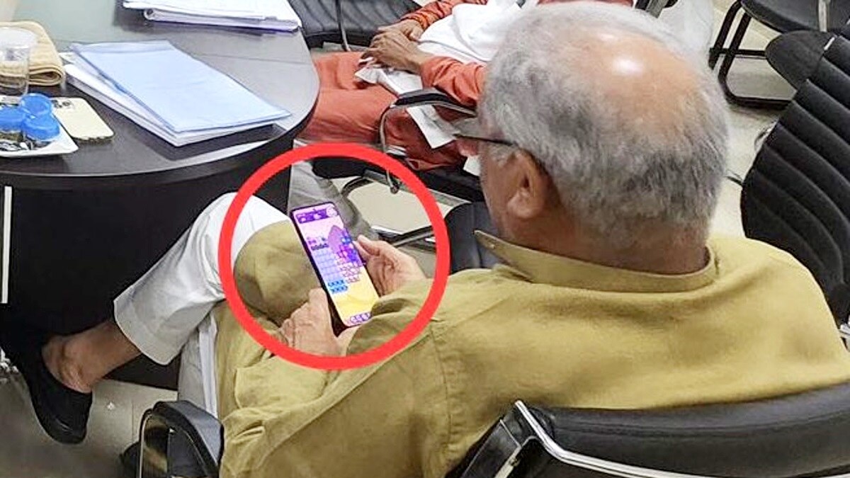 CANDY CRUSH गेम खेलते हुए CM भूपेश बघेल. 