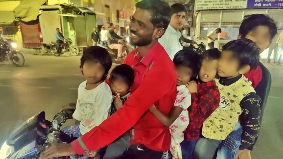 एक बाइक पर 6 बच्चे बैठाकर ले जा रहा था शख्स