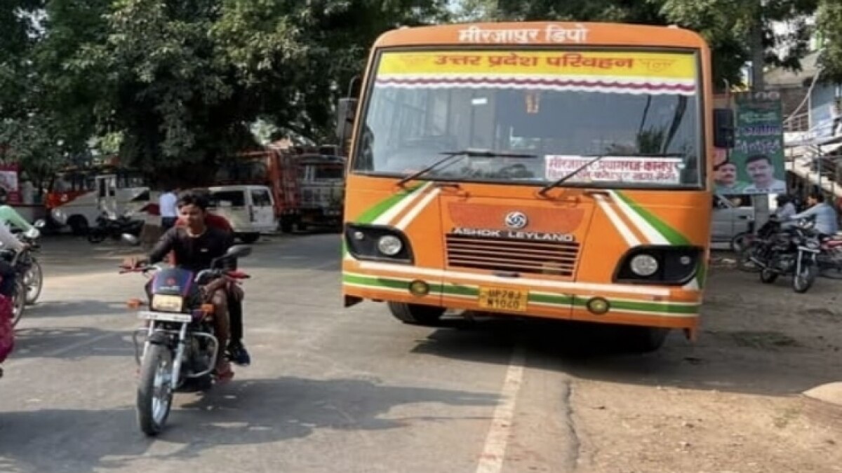 बस में रखी बोरी से मिले सिक्के 