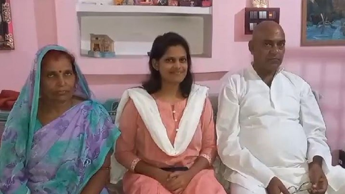 अपने माता-पिता के साथ रिया कुमारी 