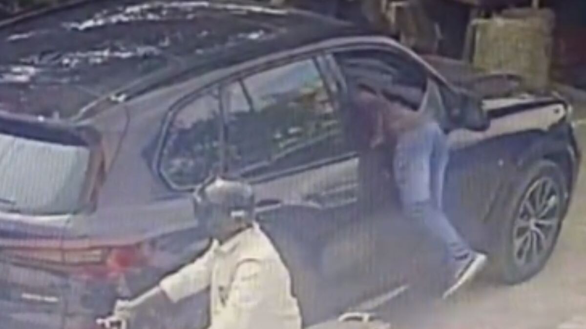 पार्किंग में खड़ी BMW कार के पास लगाई बाइक, शीशा तोड़ा और ले उड़े 13 लाख रुपये; Video