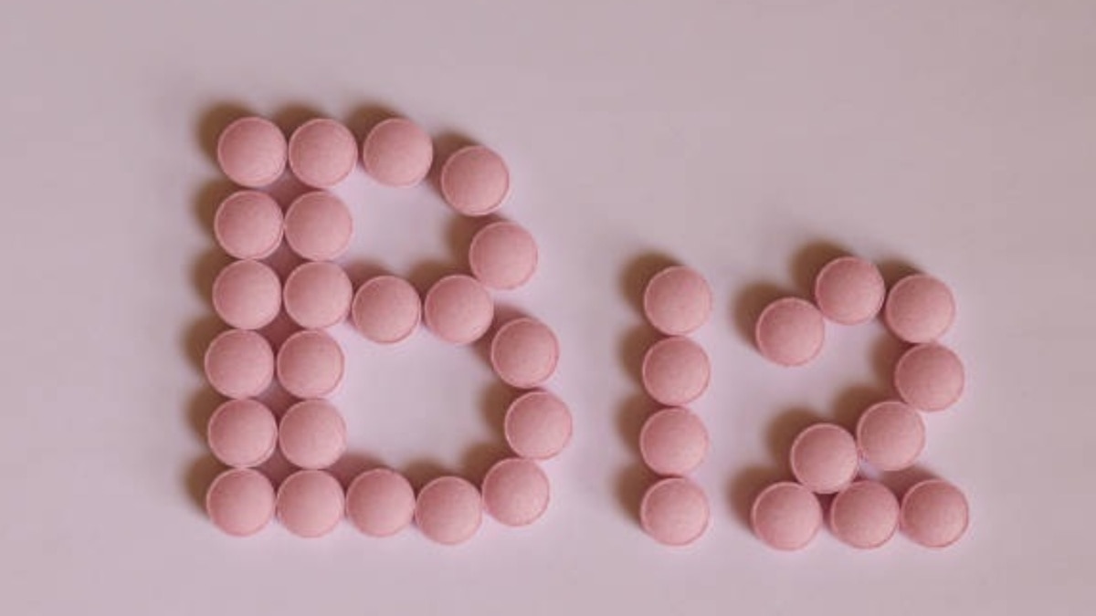 Vitamin B12 Deficiency: क्या है विटामिन B12 का नॉर्मल लेवल? कमी होने पर दिखते हैं ये लक्षण, ना करें अनदेखा