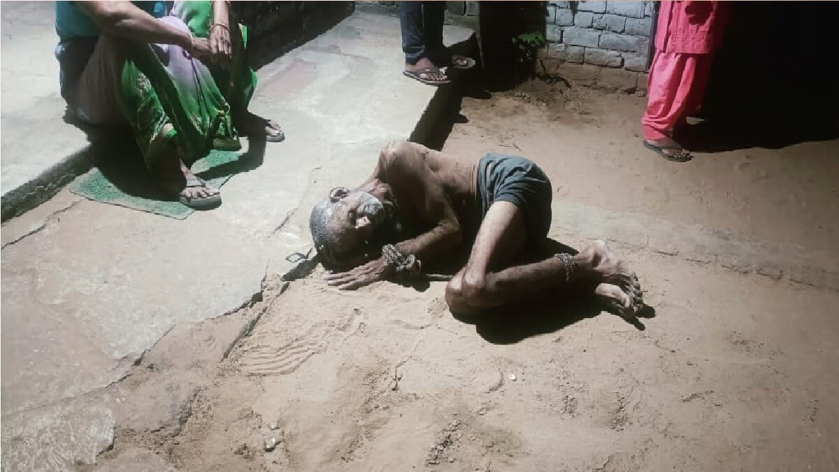 जमीन पर पड़ा बुजुर्ग.