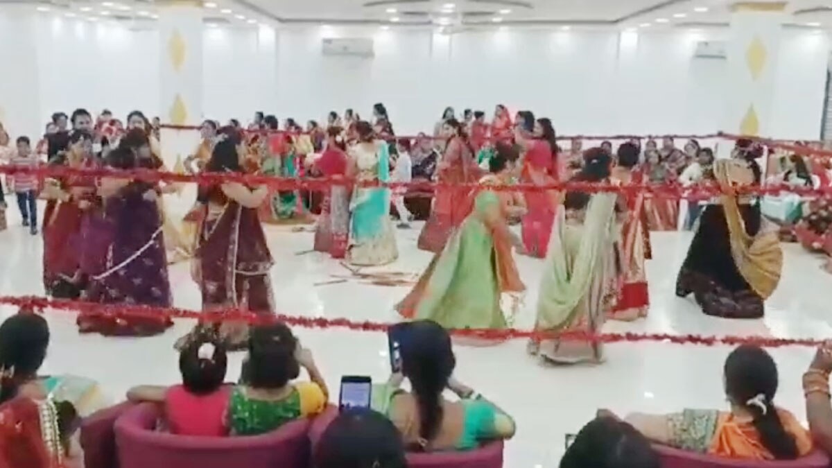 गरबा नाइट पर महिलाओं ने जमकर किया डांस 