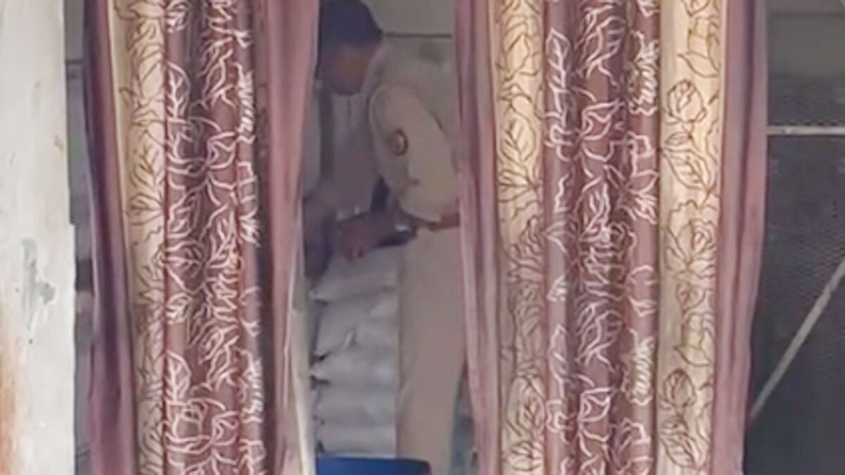 वर्दी पहनकर शराब पीता पकड़ा गया दारोगा 