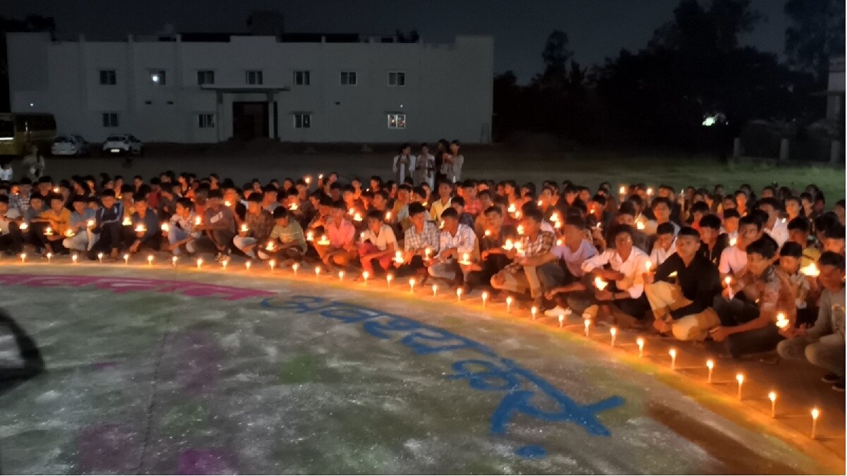 छात्रों ने जलाए दीप