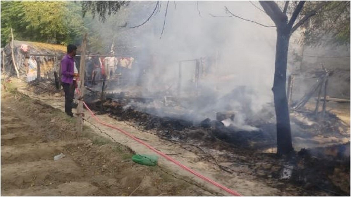 तीन झुग्गियां जलकर खाक.