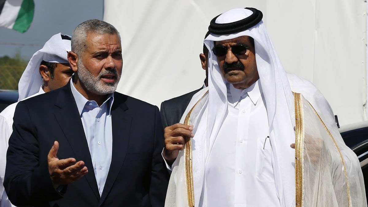 कतर के अमीर थानी के साथ हमास का सरगना इस्माइल हानिये. जिसे इजरायल में हमले के बाद जश्न मनाते देखा गया.