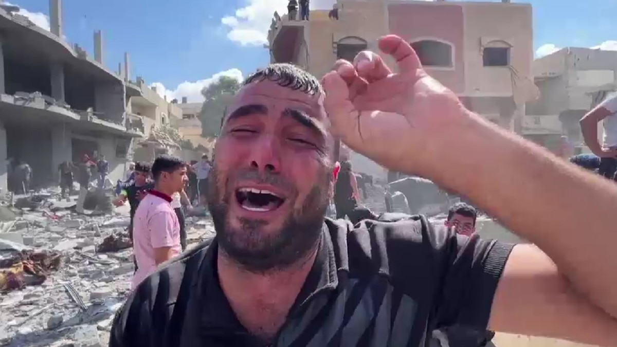 हमले के बाद बिलखता शख्स