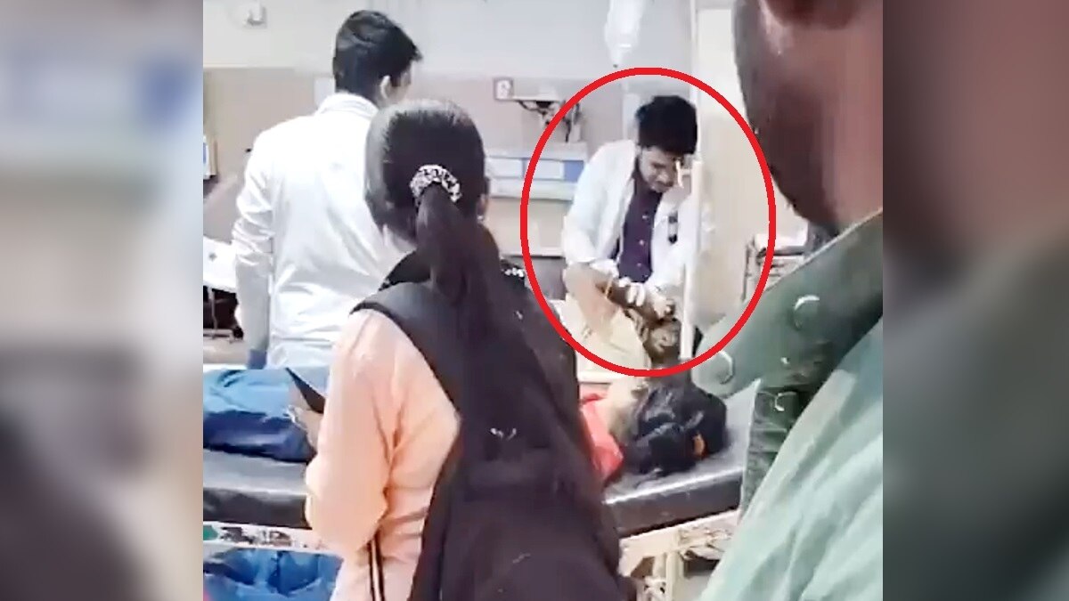 स्ट्रेचर पर लेटे मरीज को पीटता हुआ डॉक्टर. 