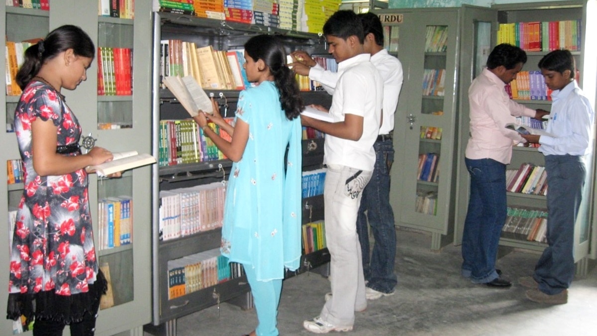 कॉलेज में छात्र-छात्राओं के साथ उठने-बैठने पर बैन. (लाइब्रेरी की तस्वीर)