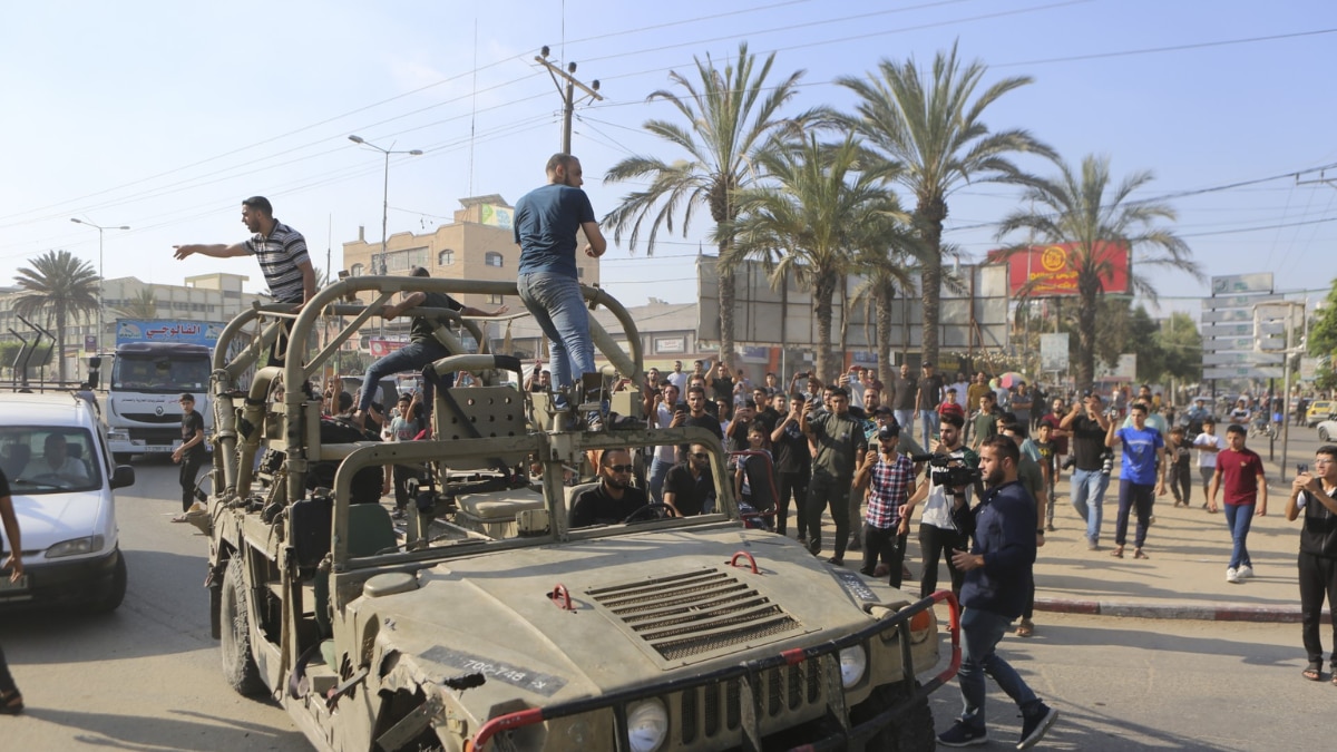 हमास के आतंकियों ने इजरायल की सड़कों पर जमकर बर्बरता की (फोटो- एपी)