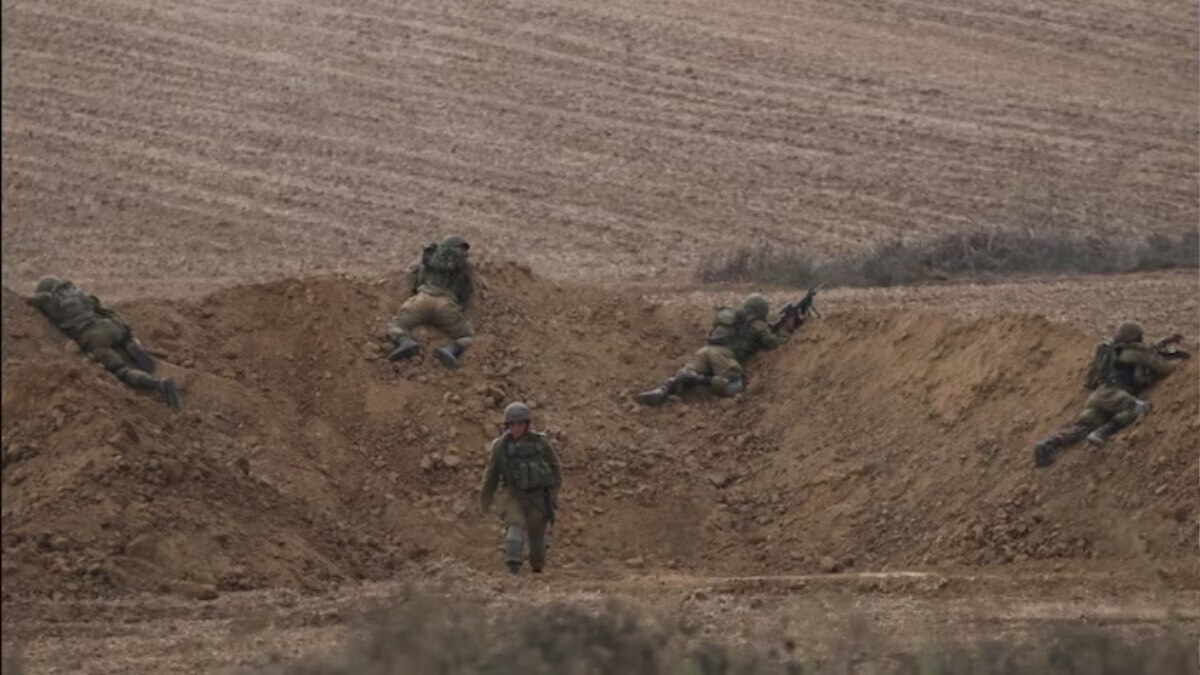 गाजा सीमा के पास मौजूद इजरायली सैनीक (फोटो: एपी)