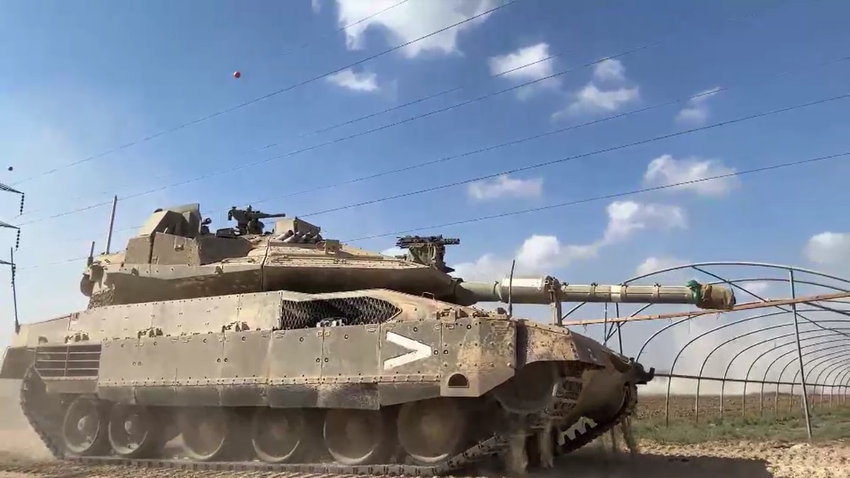 गाजा की तरफ बढ़ते हुए इजरायली टैंक 