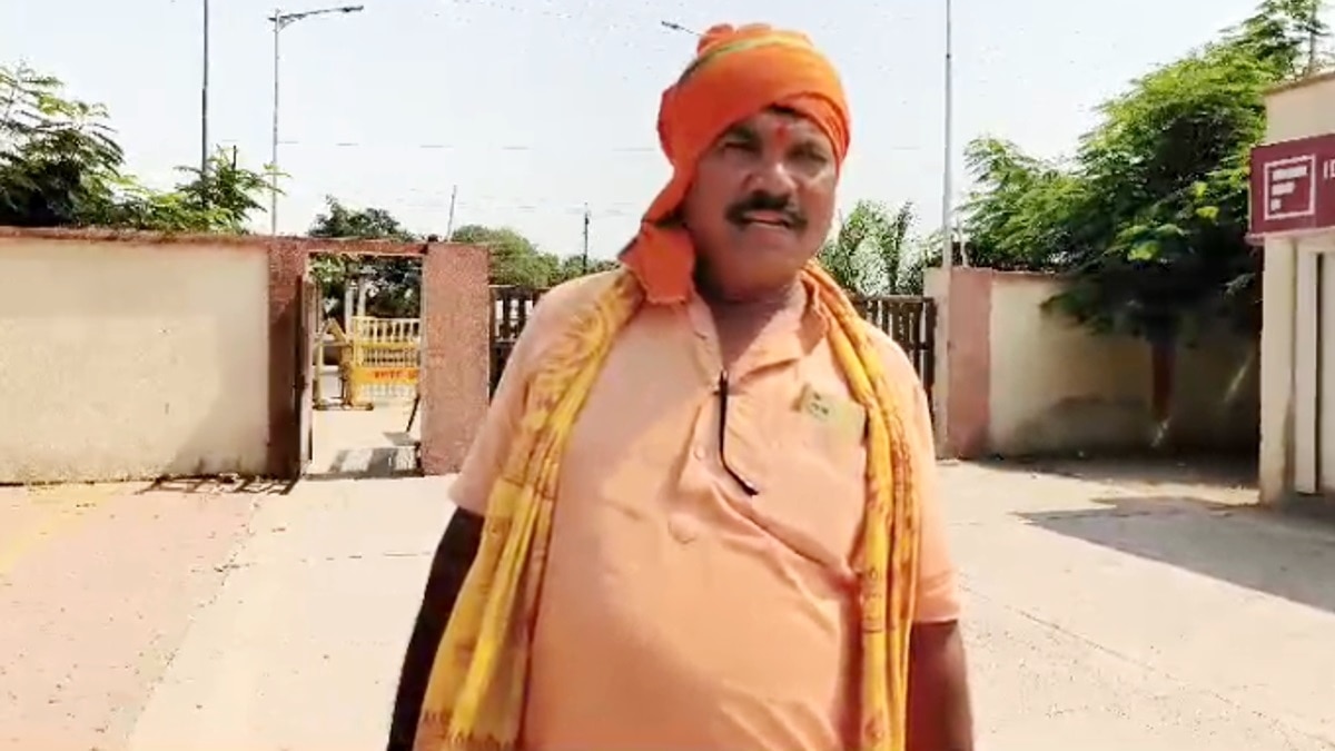 अकेले ही नामांकन फॉर्म लेने पहुंचे पूर्व विधायक जमुना सिंह सोलंकी. 