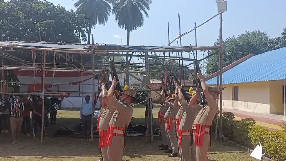 देवी मां को सलामी देते हुए JAP 1 के जवान (Screengrab).