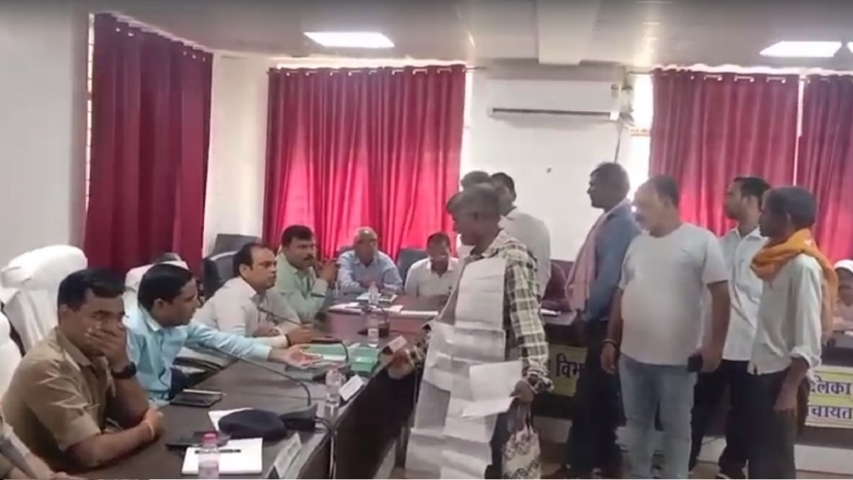 अधिकारियों का सामने प्रार्थना पत्र की माला पहनकर पहुंचा शख्स.