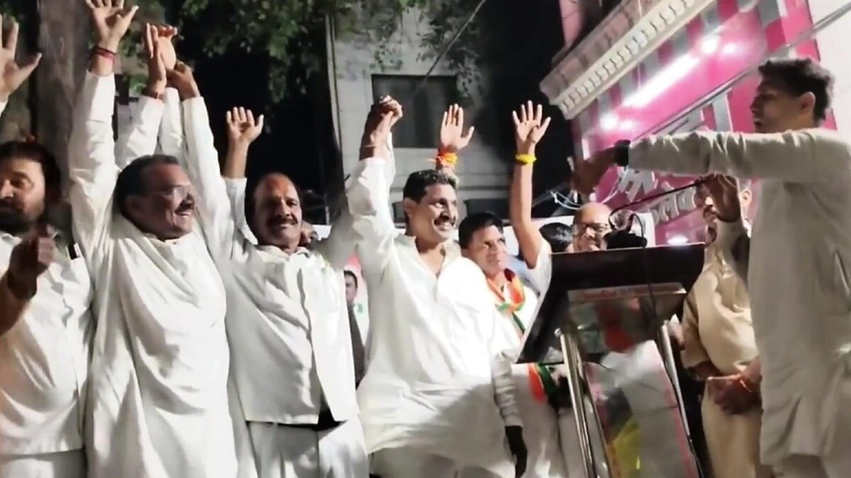 'खाओ कसम- टिकट एक को मिलेगा, काम सभी करेंगे...' कांग्रेस के दावेदारों से मंदिर के सामने उठावाए हाथ