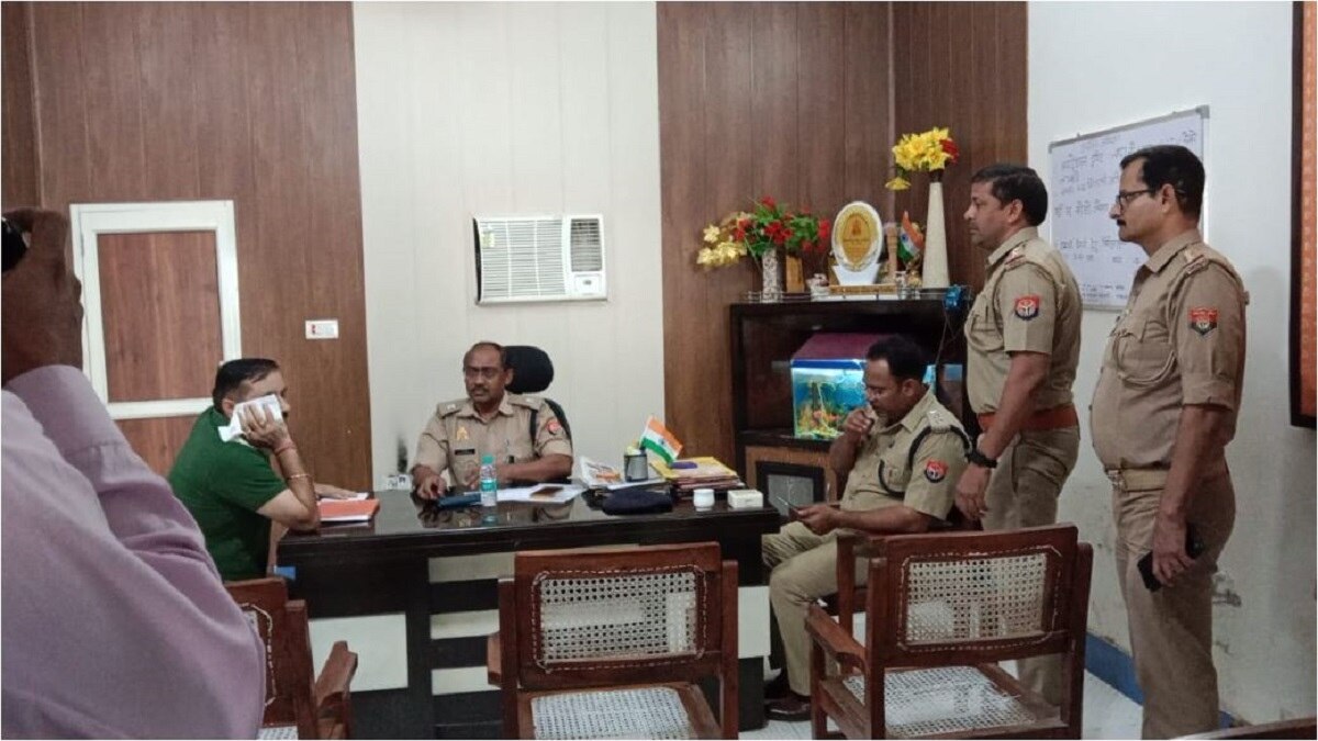 थाने के अंदर घुसकर पुलिस इंस्पेक्टर पर जानलेवा हमला, गर्दन पर किए ब्लेड से वार