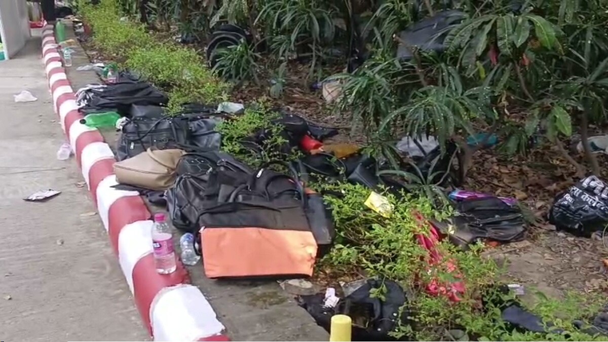 सीएम योगी के कार्यक्रम में काले बैग ले जाने से किया गया था मना (Photo Aajtak).