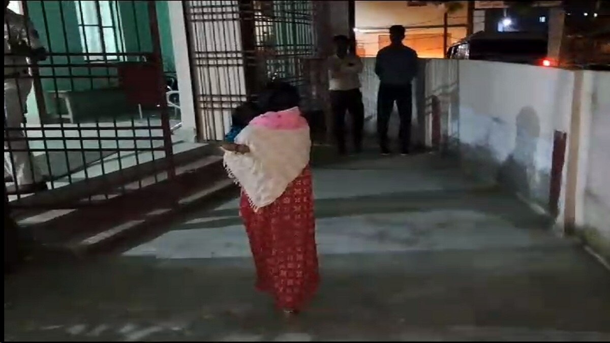 आरोपी पत्नी समेत पांच किए गए गिरफ्तार (Photo Aajtak).